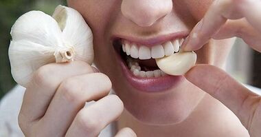 Eating garlic to treat parasites
